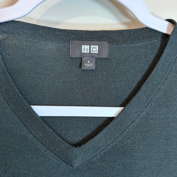 Men’s Small UNIQLO 100% wool light weight V neck sweater Black new w out tag - Picture 4 of 4